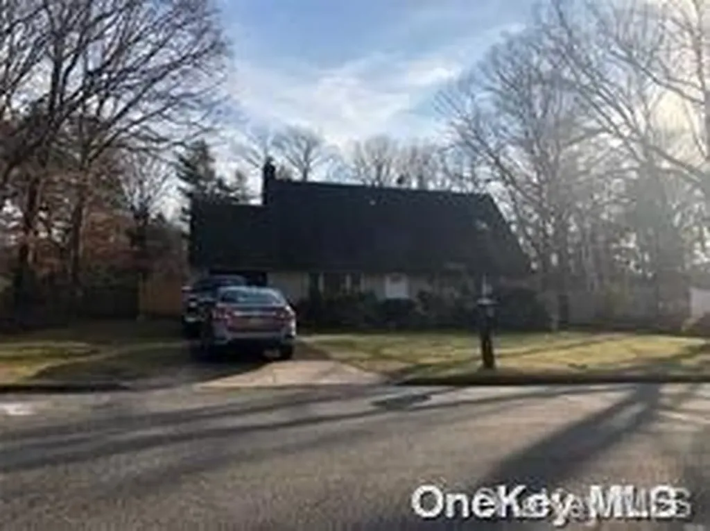 8 Hale Lane Coram NY 11727
