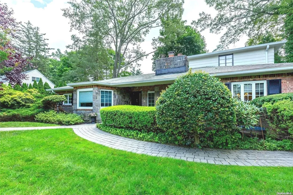29 Briarfield Drive Great Neck NY 11020