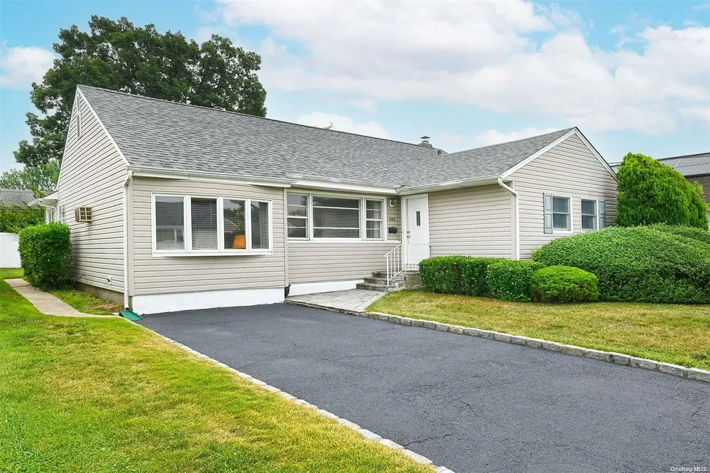 492 Lariat Lane Bethpage NY 11714
