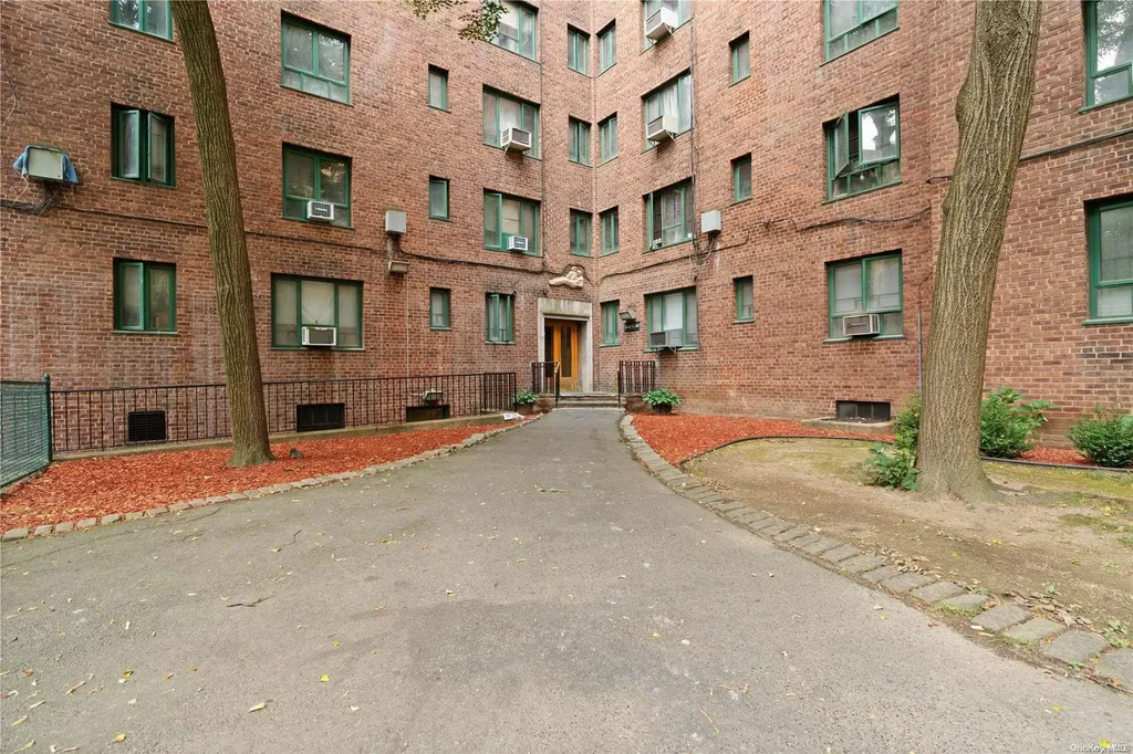 1604 Metropolitan Avenue Bronx NY 10462