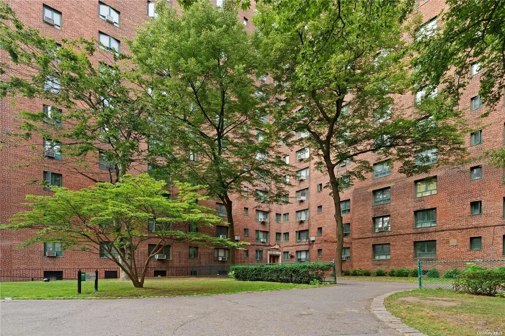 1604 Metropolitan Avenue Bronx NY 10462