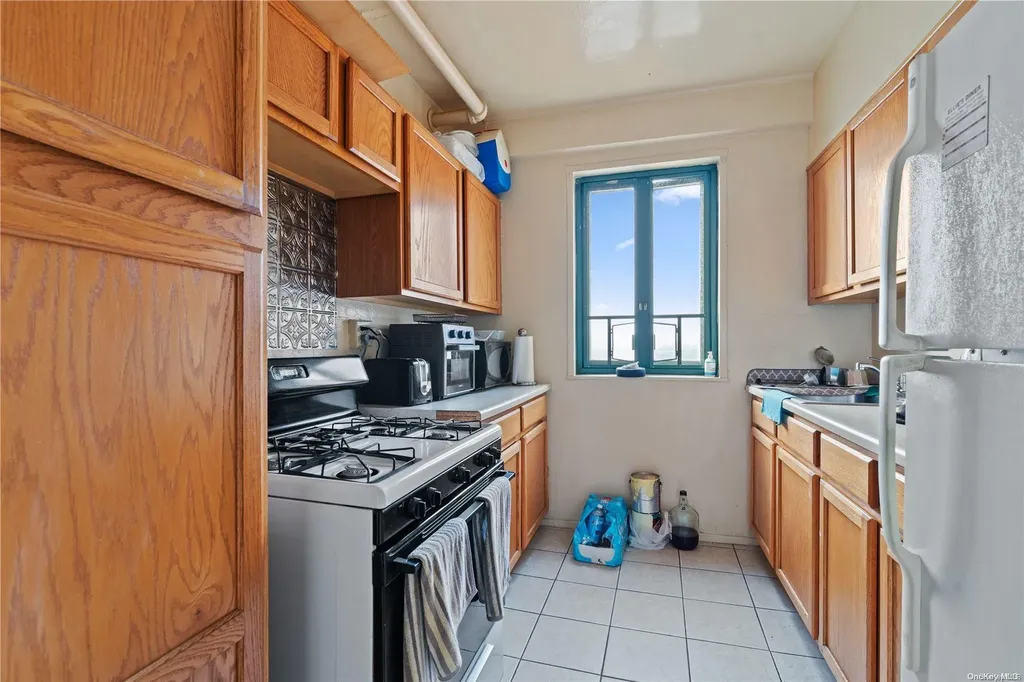 1604 Metropolitan Avenue Bronx NY 10462
