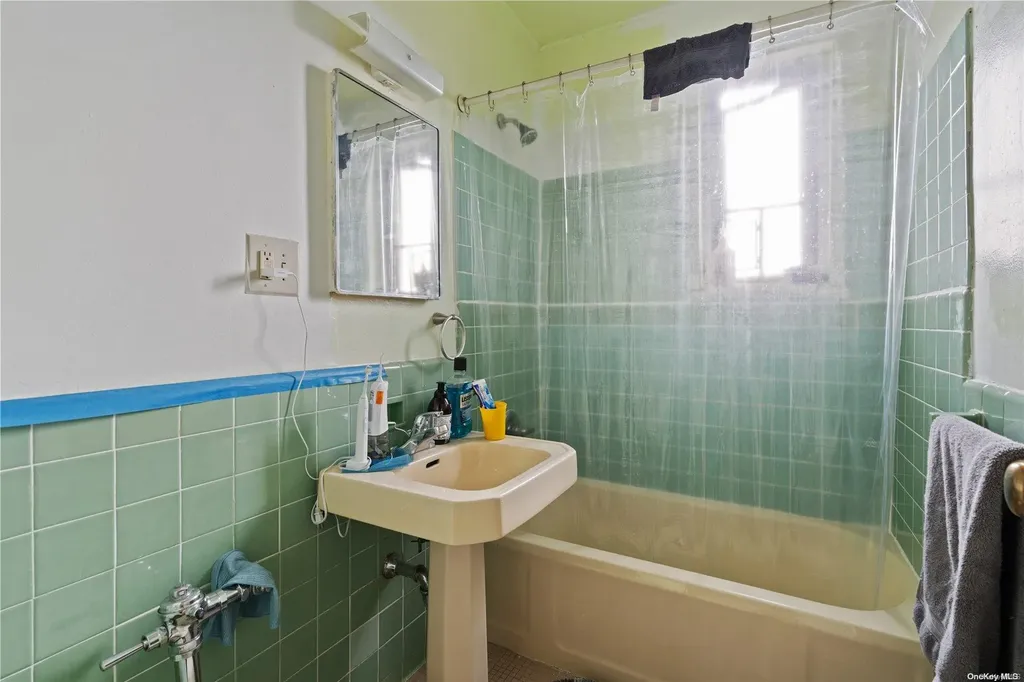 1604 Metropolitan Avenue Bronx NY 10462