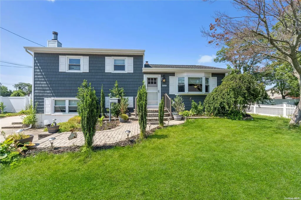 209 N Monroe Avenue Lindenhurst NY 11757