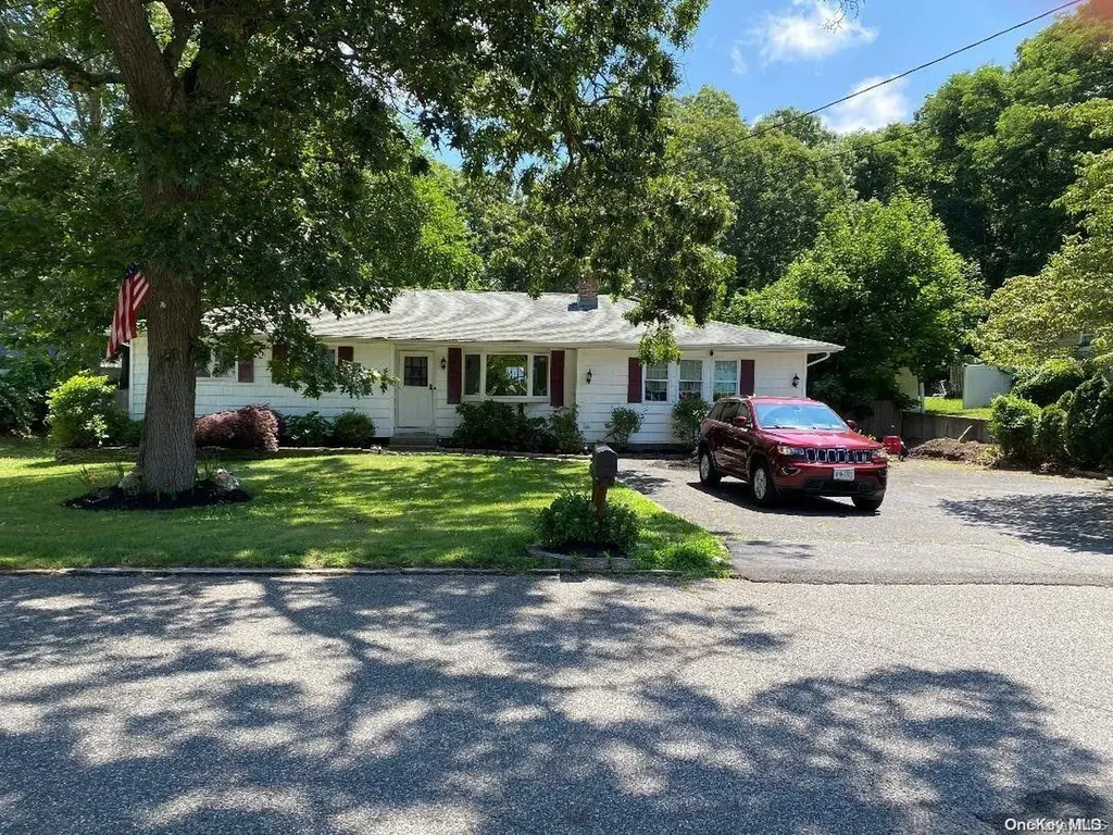 576 Starlight Drive Shirley NY 11967