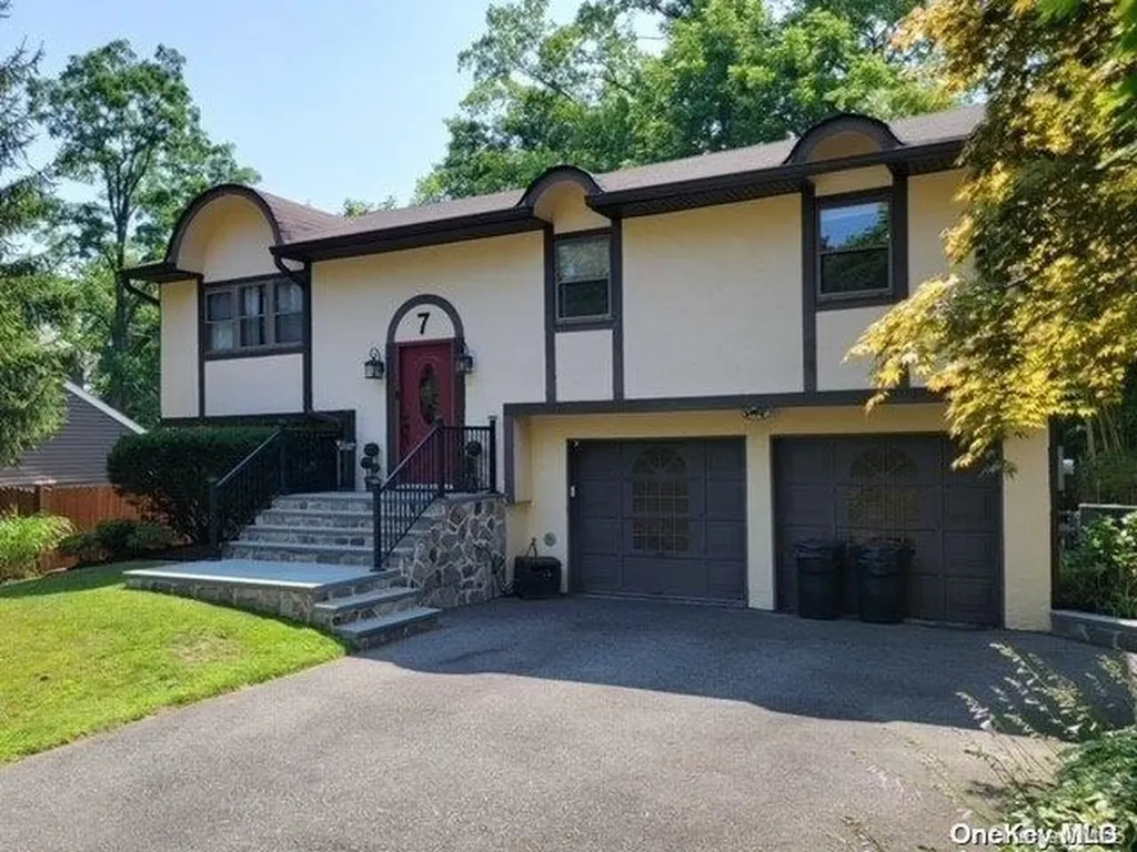 7 Bankside Drive Centerport NY 11721