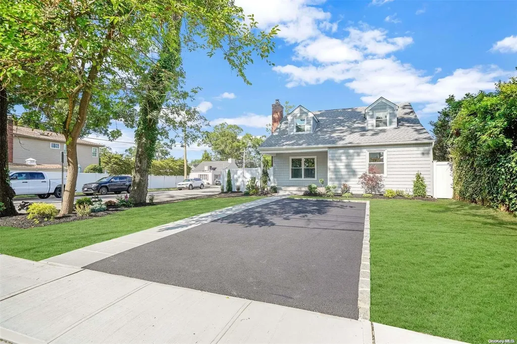 1811 Thomas Street Merrick NY 11566