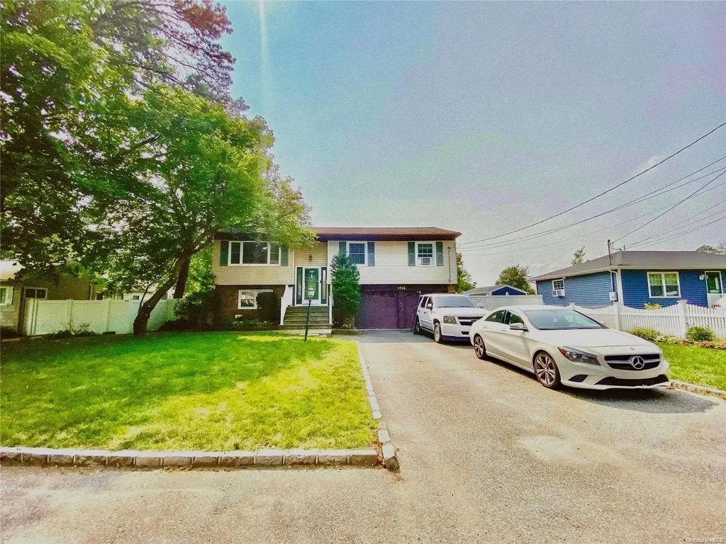 1736 N Thompson Drive Bay Shore NY 11706
