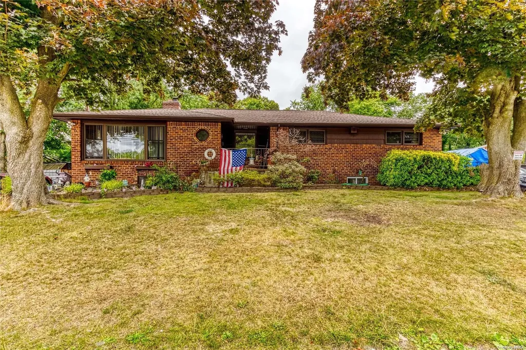 110 E Oakdale Street Bay Shore NY 11706