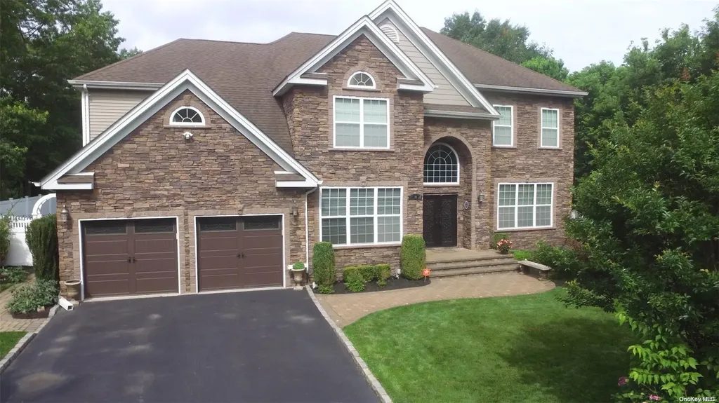 38 Independence Way Miller Place NY 11764