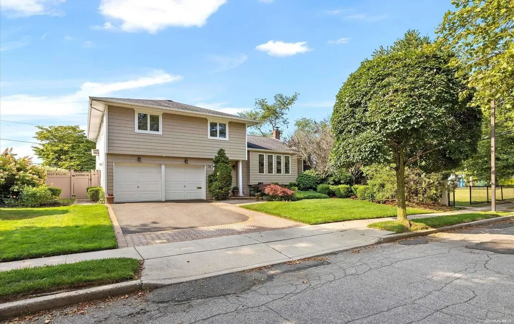 34 Acorn Lane Plainview NY 11803