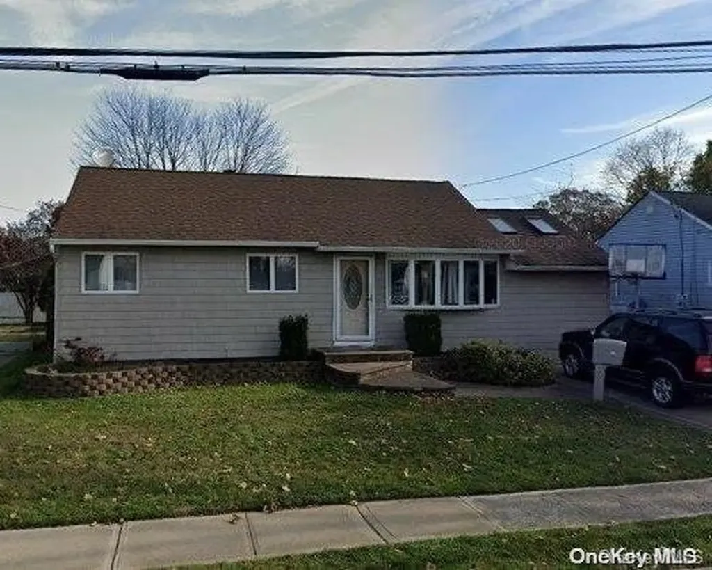 60 Frank Street Lindenhurst NY 11757