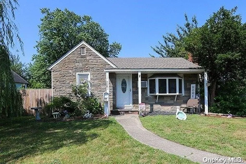 2 Ritz Place Lindenhurst NY 11757