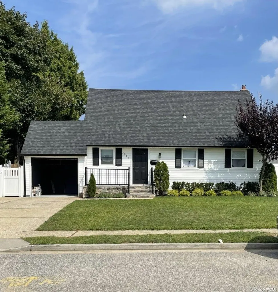 2021 Paddock Road Seaford NY 11783