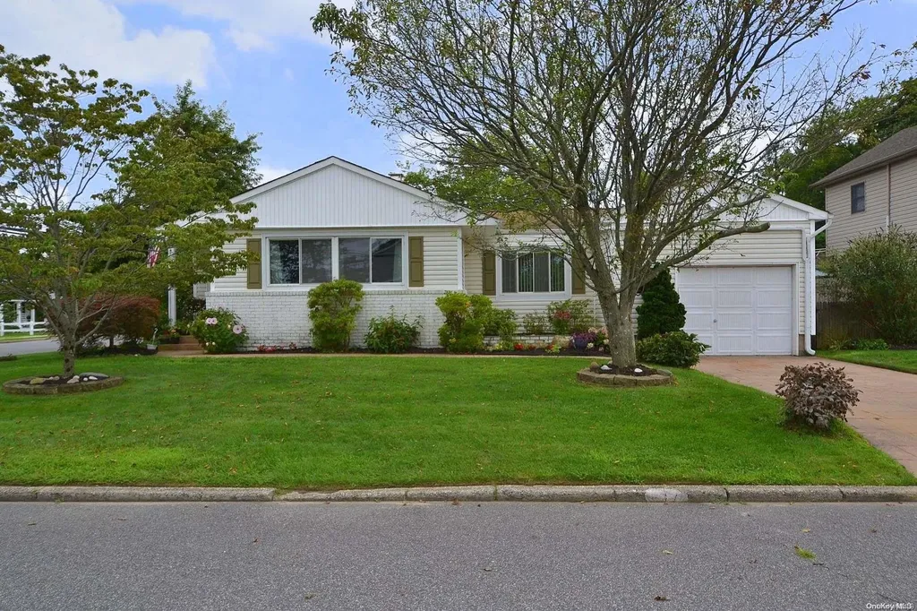4 Cloverwood Place Islip NY 11751