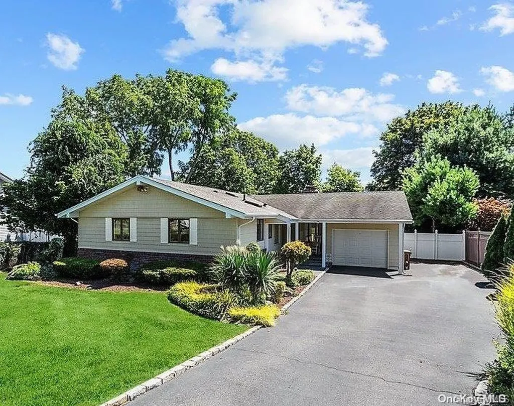 18 Eagle Lane Hauppauge NY 11788