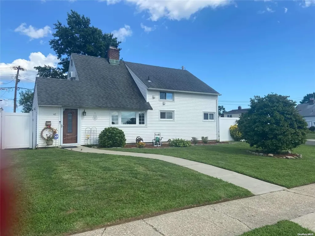 41 Chickadee Lane Levittown NY 11756