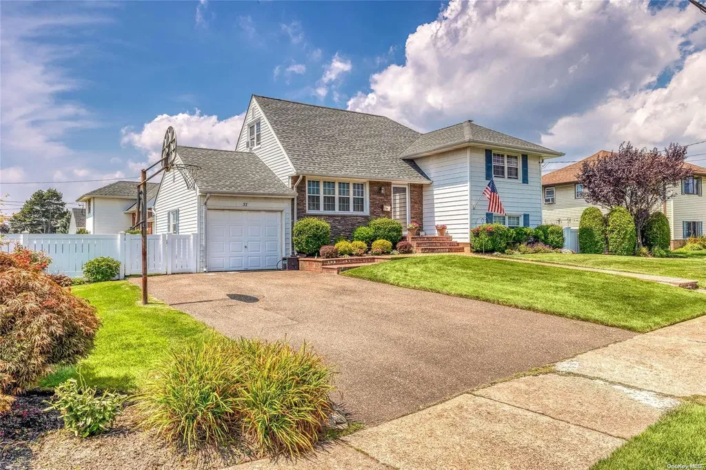 37 Manor Lane Copiague NY 11726