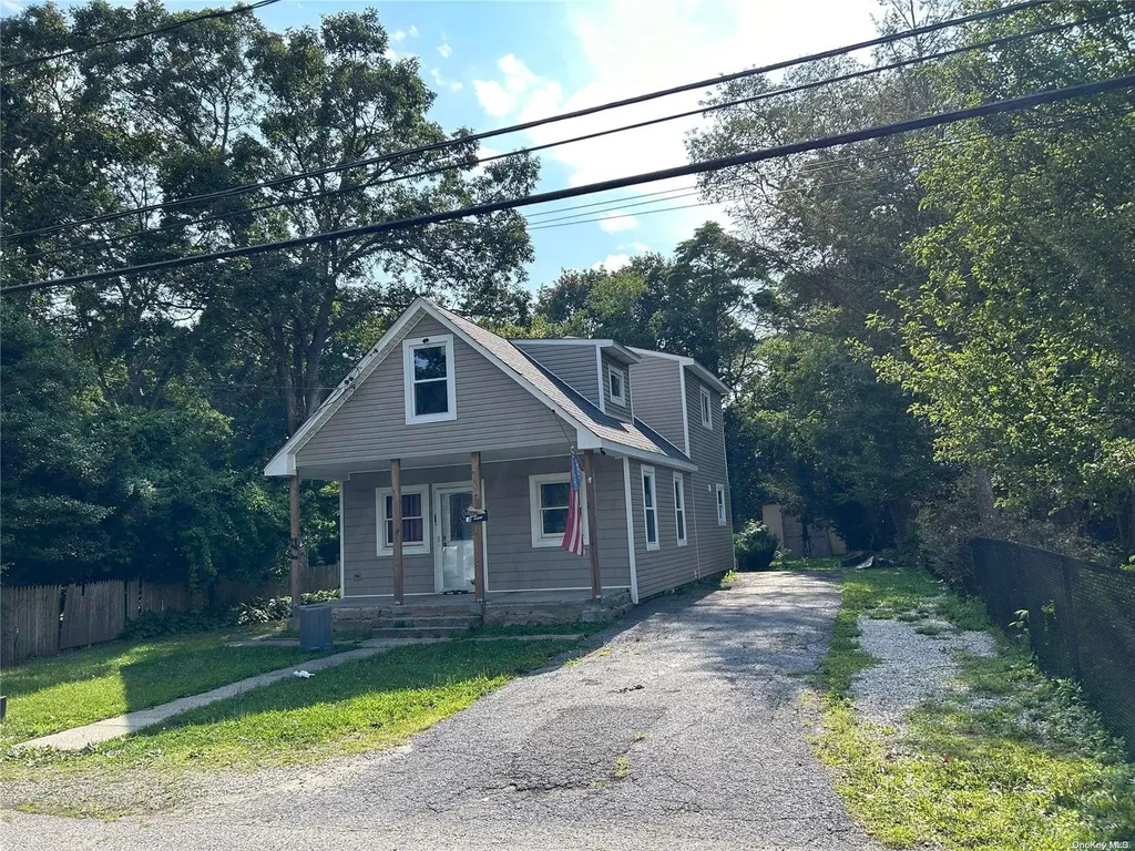 28 Dow Street Central Islip NY 11722