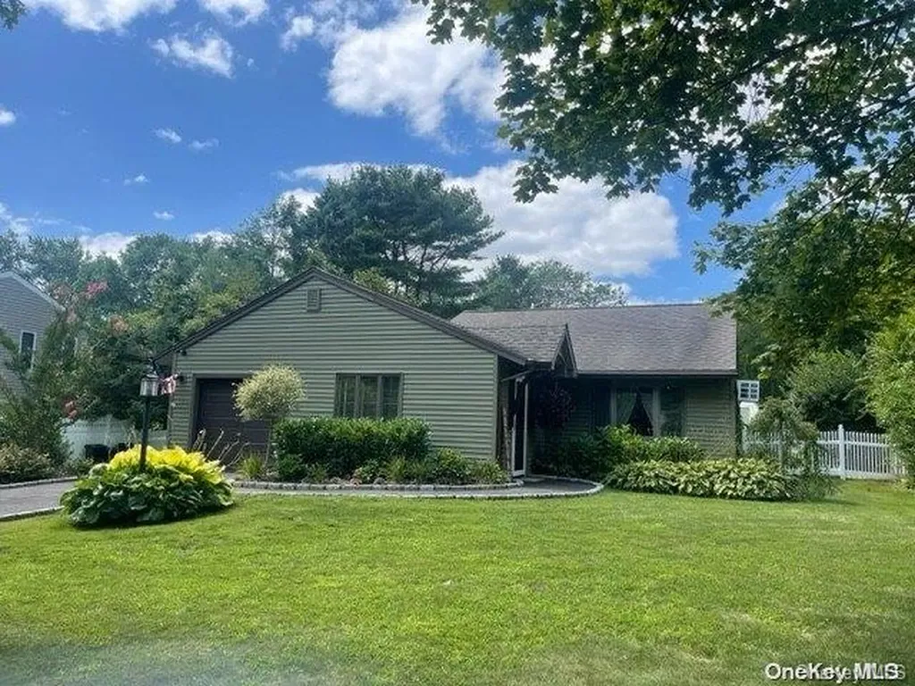 38 Nantucket Drive Medford NY 11763