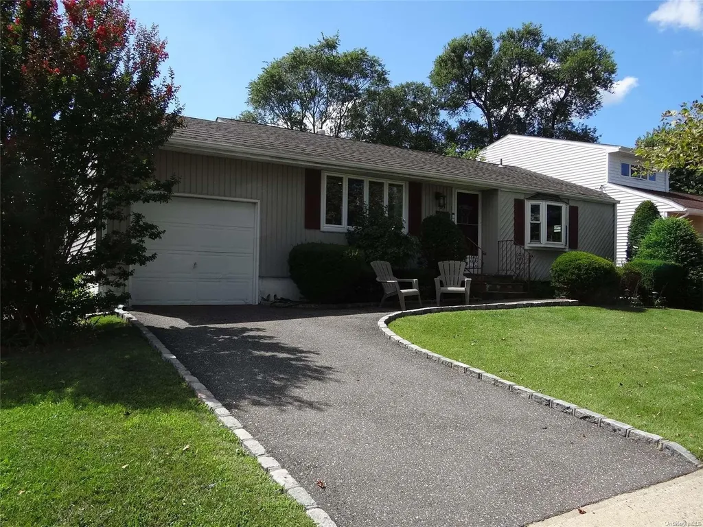 51 Calvert Avenue Commack NY 11725