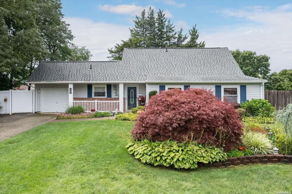 30 White Pine Way Medford NY 11763