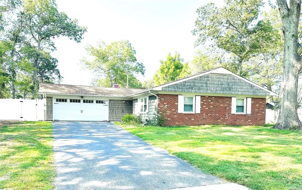21 Whitmore Lane Coram NY 11727