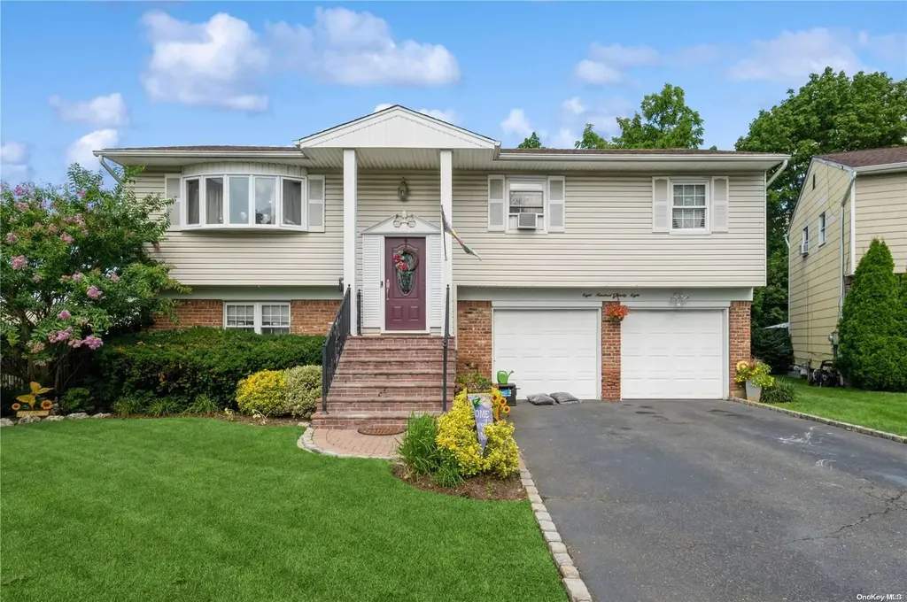 828 Robin Court Baldwin NY 11510