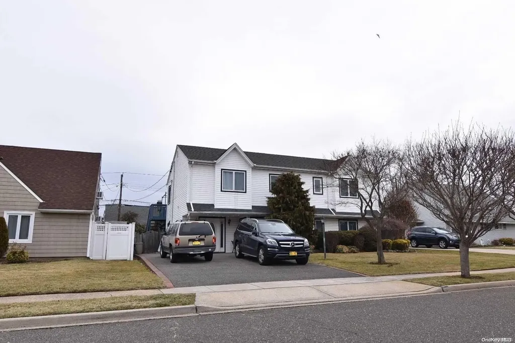 86 Weaving Lane Wantagh NY 11793