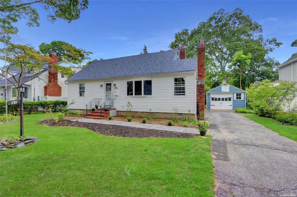 37 Cadman Avenue Babylon NY 11702