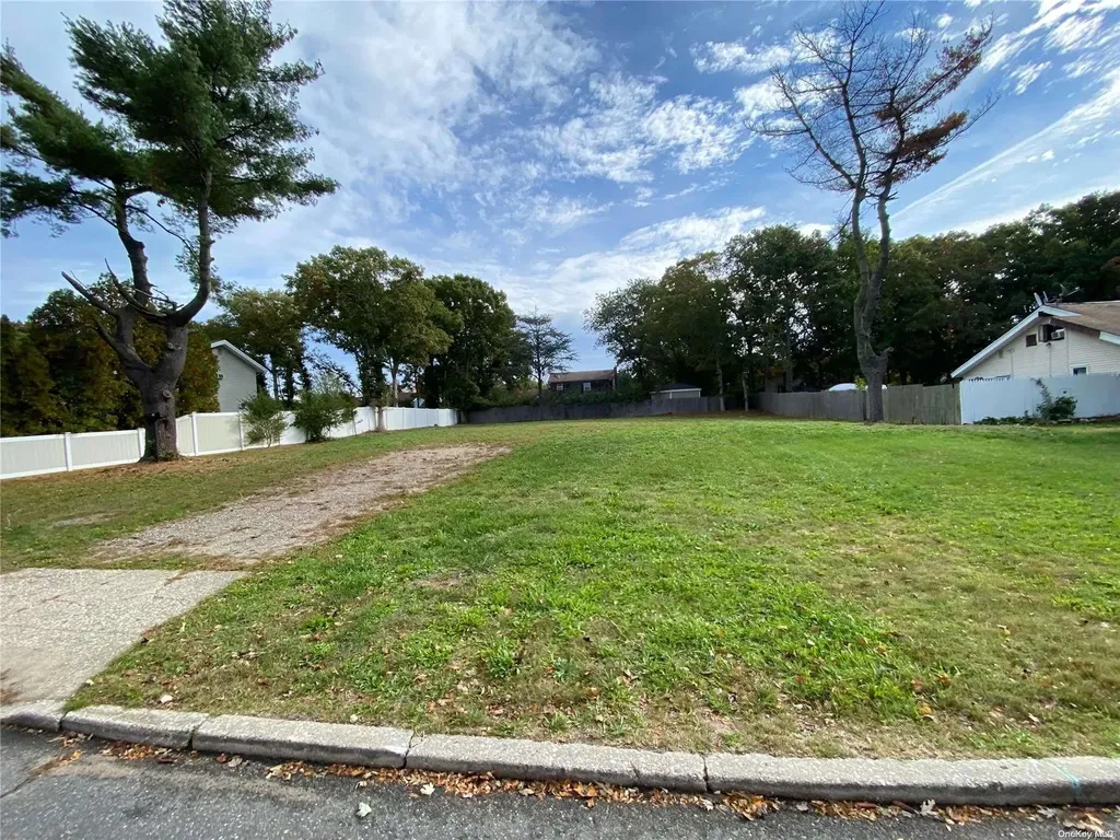 53 Glenmere Lane Coram NY 11727