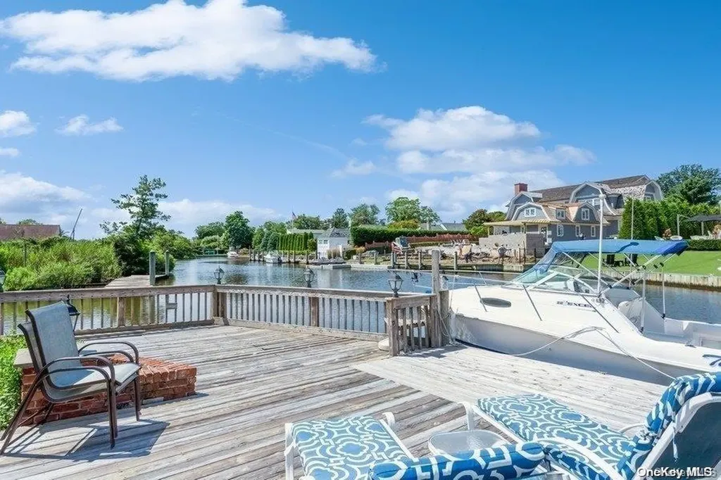 90 Peninsula Drive Babylon NY 11702