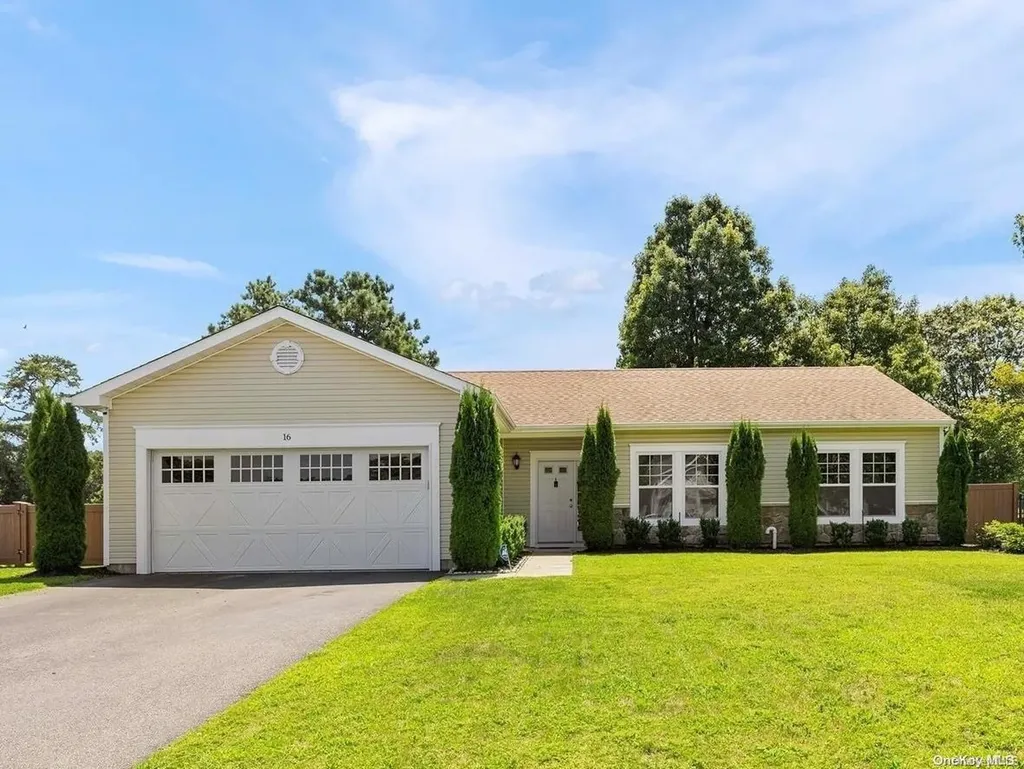 16 Pondview Circle Shirley NY 11967