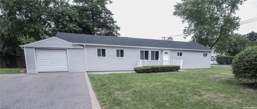 1652 N Thompson Drive Bay Shore NY 11706