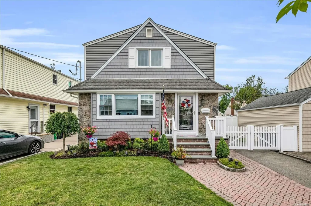 542 10th Avenue New Hyde Park NY 11040