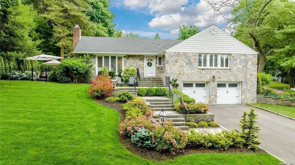8 Ridge Drive W Roslyn NY 11576