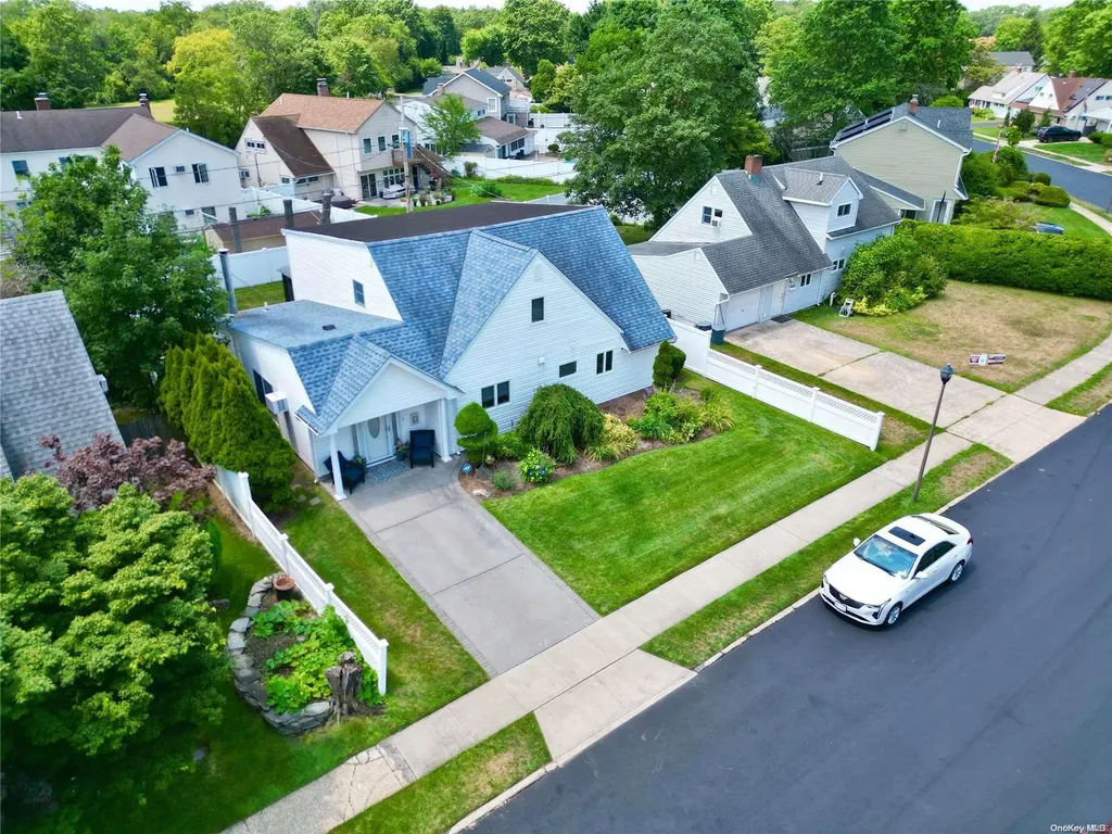 32 Branch Lane Levittown NY 11756