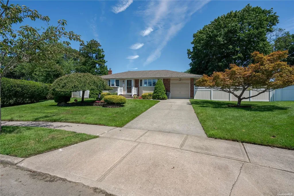 10 Pickwick Court Commack NY 11725