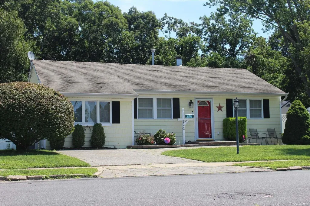 1423 Lombardy Boulevard Bay Shore NY 11706