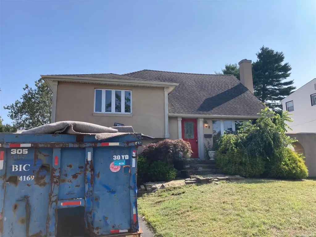 8 Amber Drive Massapequa NY 11758
