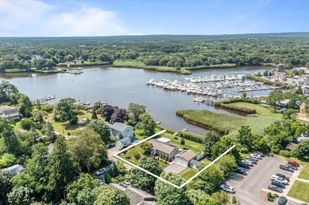 25 Howell Lane Riverhead NY 11901