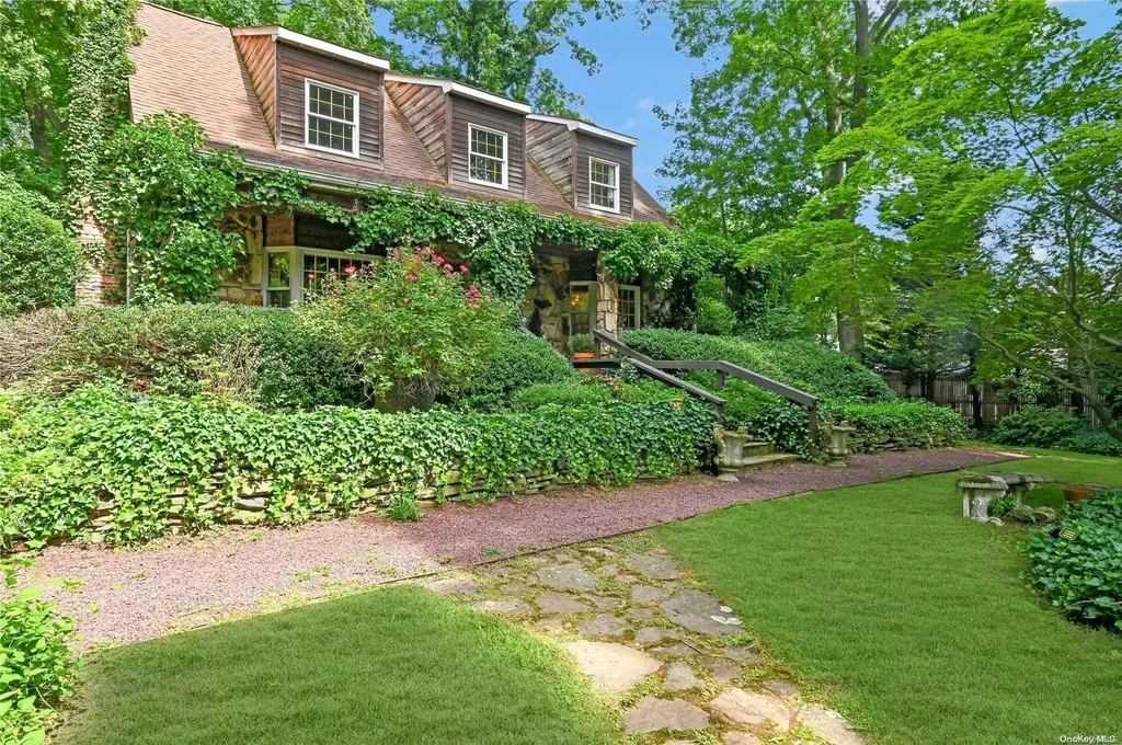 9 Bittner Lane Centerport NY 11721