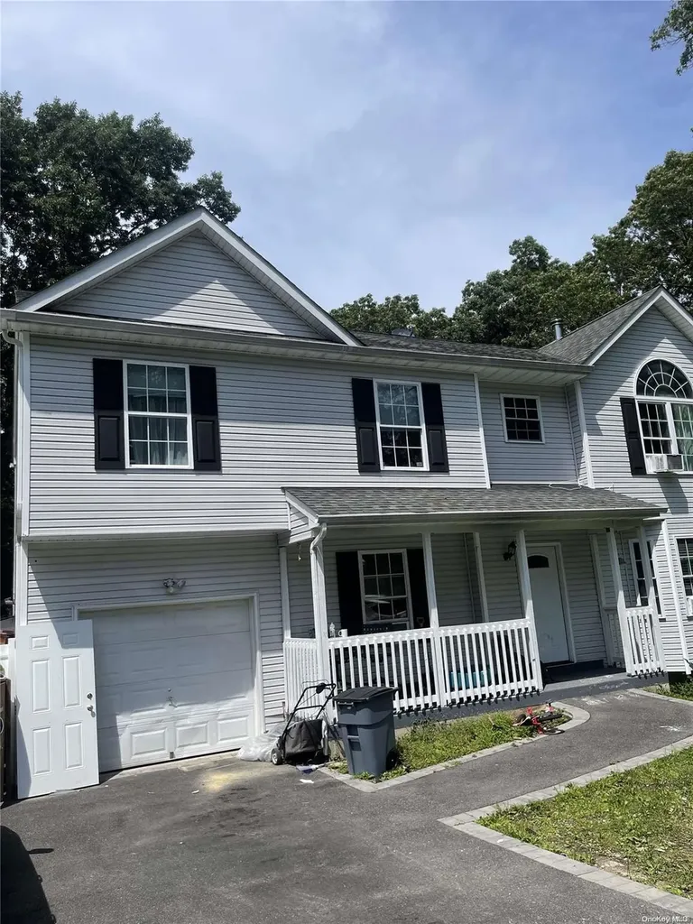 31 West Lane Medford NY 11763