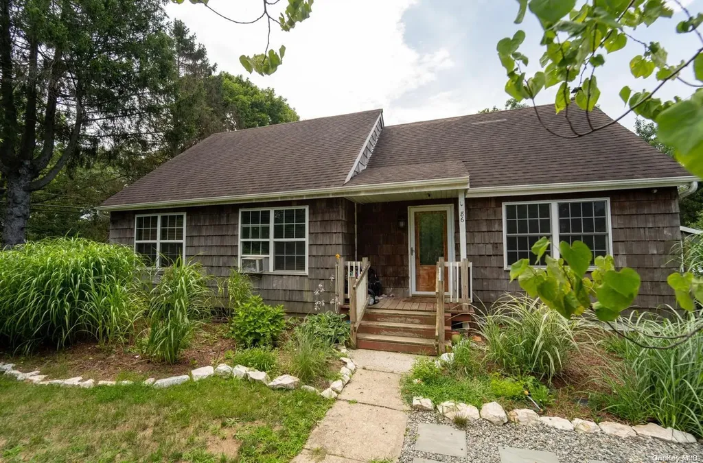 86 Massachusetts Avenue Bay Shore NY 11706