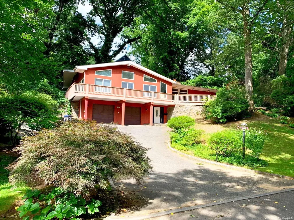 11 Mirrielees Circle Great Neck NY 11021