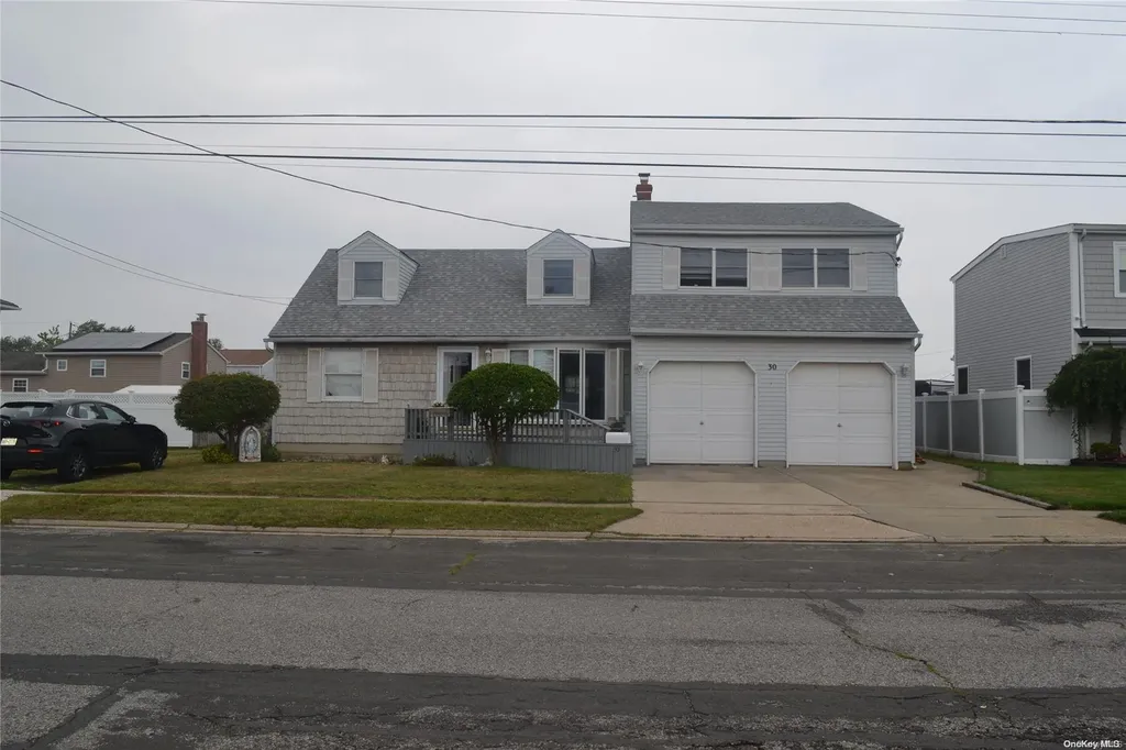 30 E Hampton Road Lindenhurst NY 11757