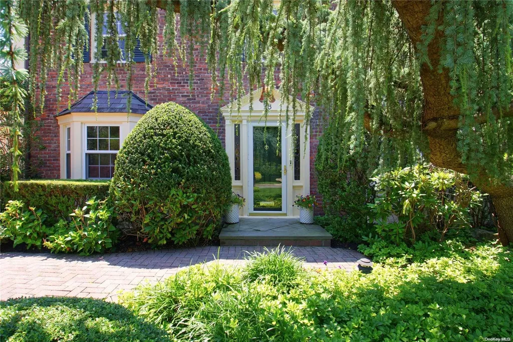 28 Stonehenge Road Manhasset NY 11030