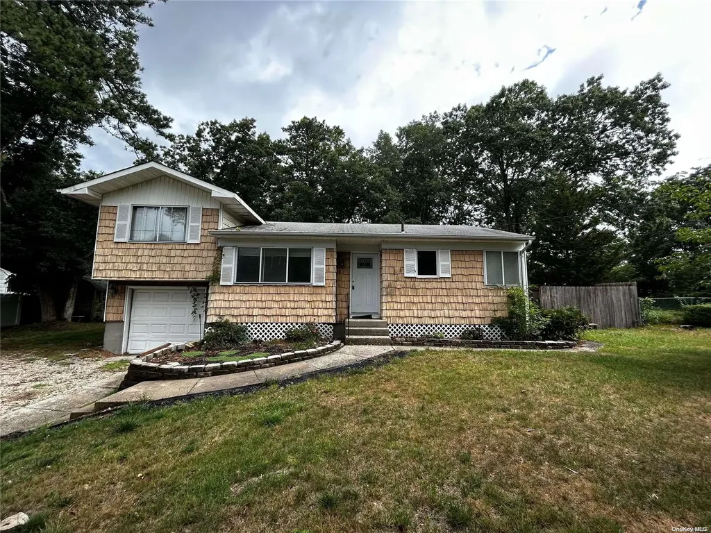 25 Grady Lane Coram NY 11727