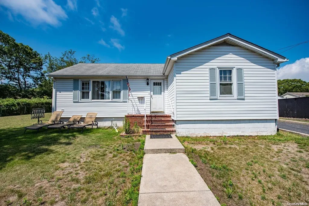 78 Floyd Road Shirley NY 11967