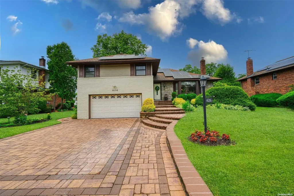 626 Nelson Place Westbury NY 11590